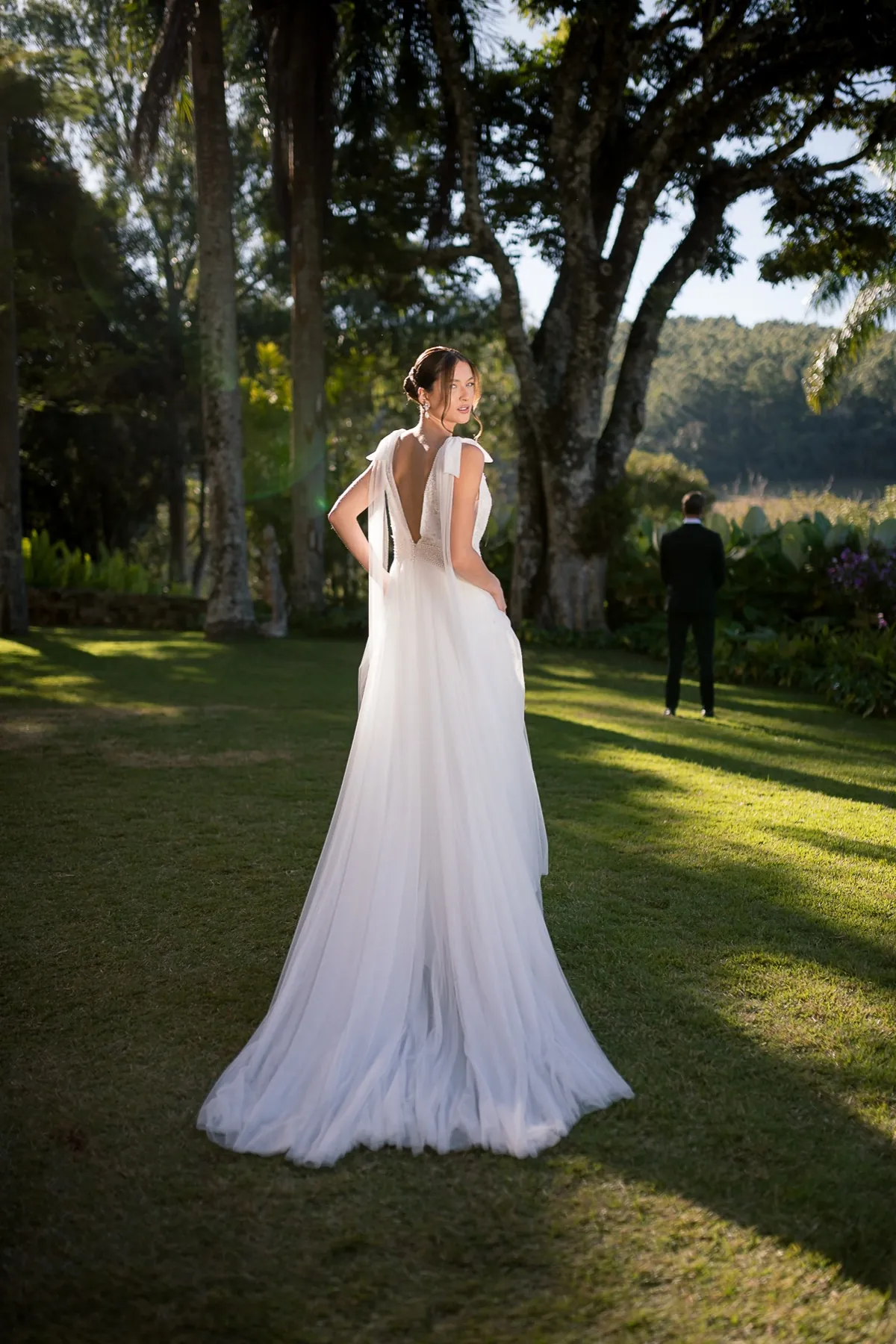 Vestido de noiva, tule golden hour, jardim externo